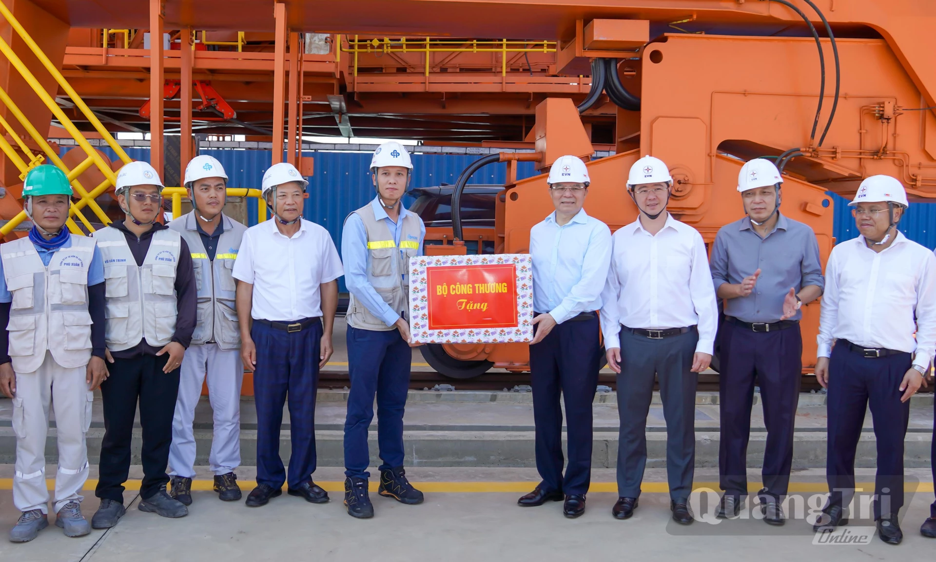 Đồng chí Bộ trưởng Bộ Công thương Lê Mạnh Hùng và đồng chí Bùi Hoàng Phương, Chủ tịch UBND tỉnh tặng quà động viên cán bộ, kỹ sư  tại Trung tâm Điện lực Quảng Trạch - Ảnh: N.H