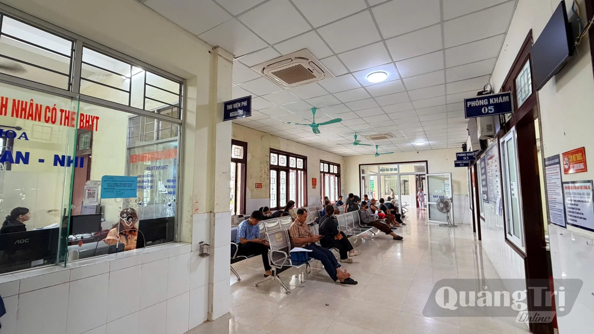 Bệnh nhân đến khám và chữa bệnh ở bệnh viện khu vực Đông Hà, PXD