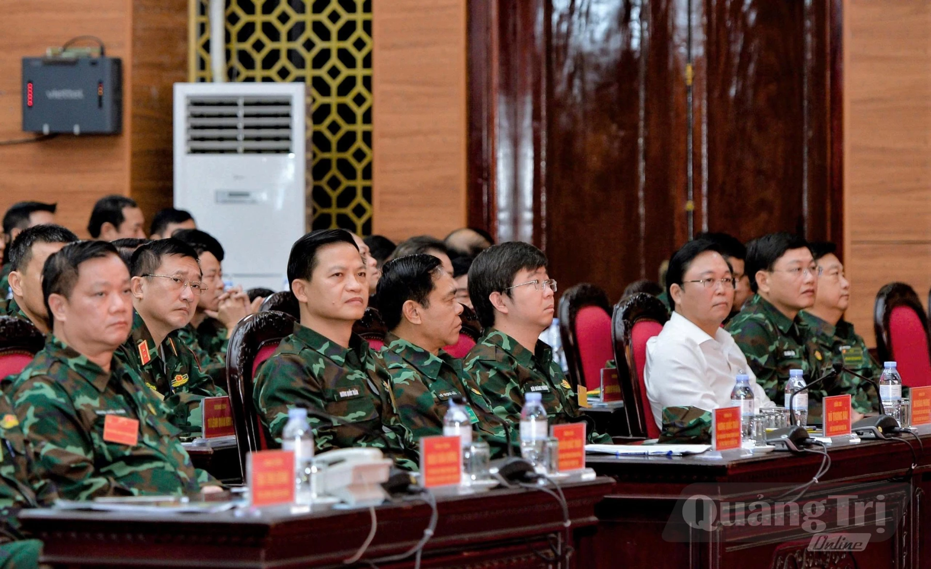 Đồng chí Vương Quốc Tuấn, Bí thư Tỉnh ủy và đồng chí Bùi Hoàng Phương, Chủ tịch UBND tỉnh tham dự lễ khai mạc diễn tập - Ảnh: T.D