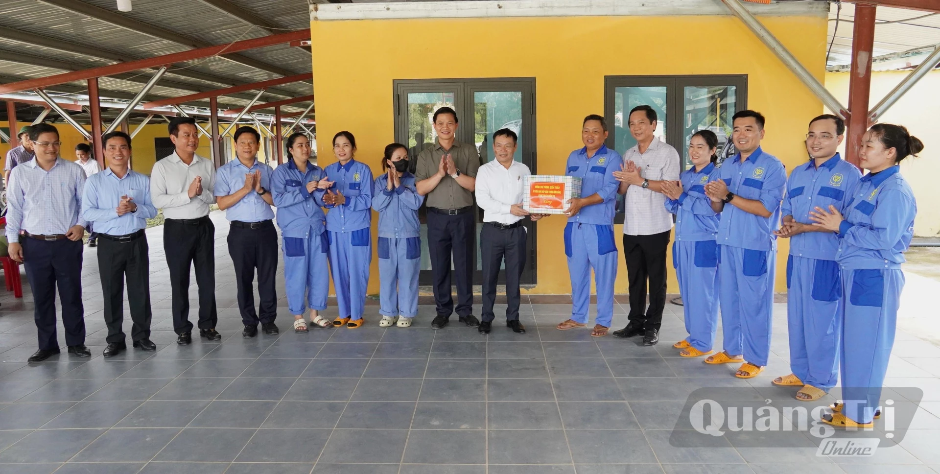 Đồng chí Vương Quốc Tuấn, Bí thư Tỉnh ủy tặng quà, động viên người lao động Công ty TNHH Thương mại - Xây dựng tổng hợp Hoàng Văn - Ảnh: Q.V