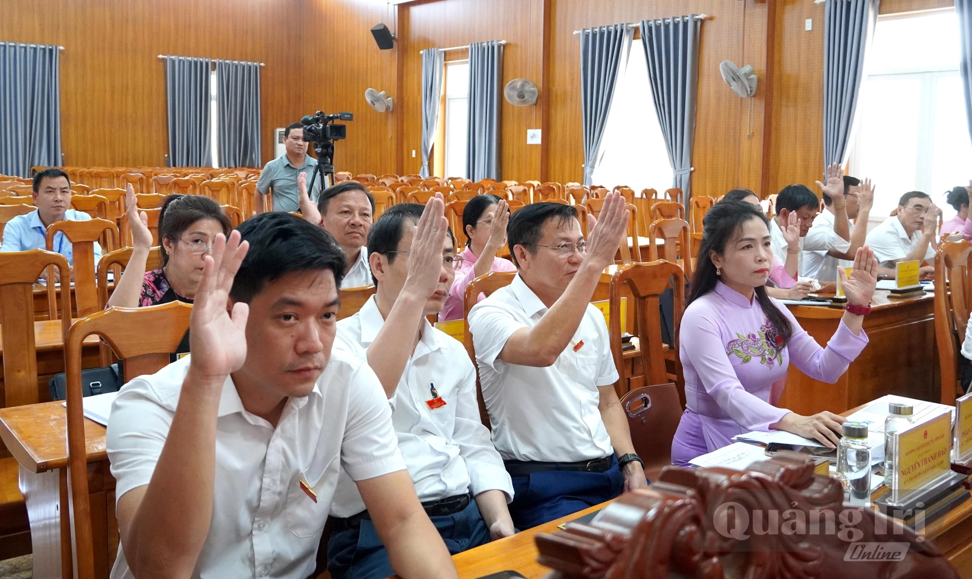 Đại biểu HĐND phường Đồng Hới thông qua nghị quyết - Ảnh: H.Tr.