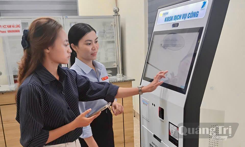 Cán bộ Trung tâm Phục vụ Hành chính công xã Nam Hải Lăng hướng dẫn người dân sử dụng dịch vụ công trực tuyến - Ảnh: N.B