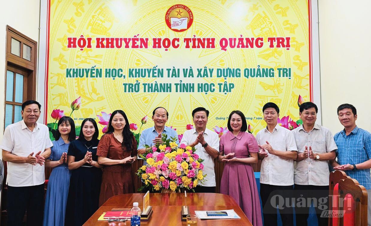 Thường trực Ủy ban MTTQVN tỉnh thăm và làm việc với Hội Khuyến học tỉnh - Ảnh: N.B