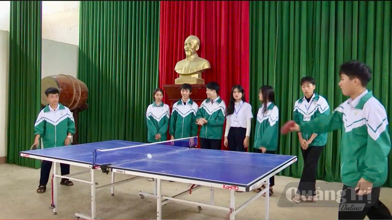 Bóng bàn được các em học sinh tham gia nhiệt tình vào giờ ra chơi - Ảnh: T.H