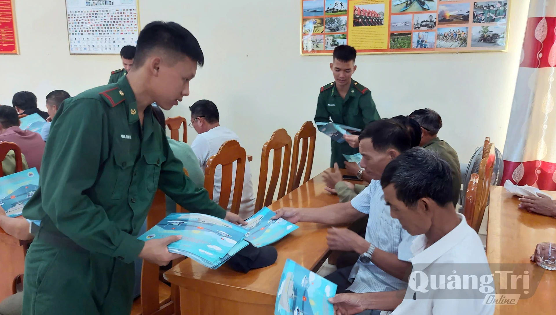 Các đại biểu được cung cấp tài liệu để nâng cao kiến thức về giữ gìn ANTT, bảo đảm an toàn hoạt động tàu thuyền và phòng, chống khai thác IUU - Ảnh: N.M