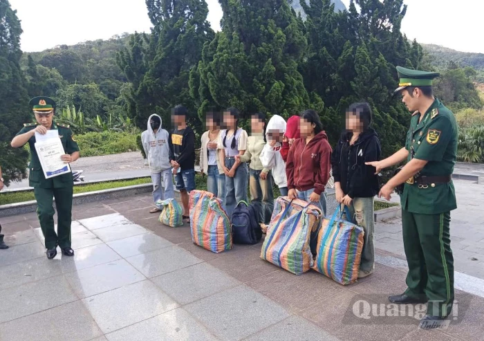 Trao trả 9 người quốc tịch Lào nhập cảnh trái phép vào Việt Nam