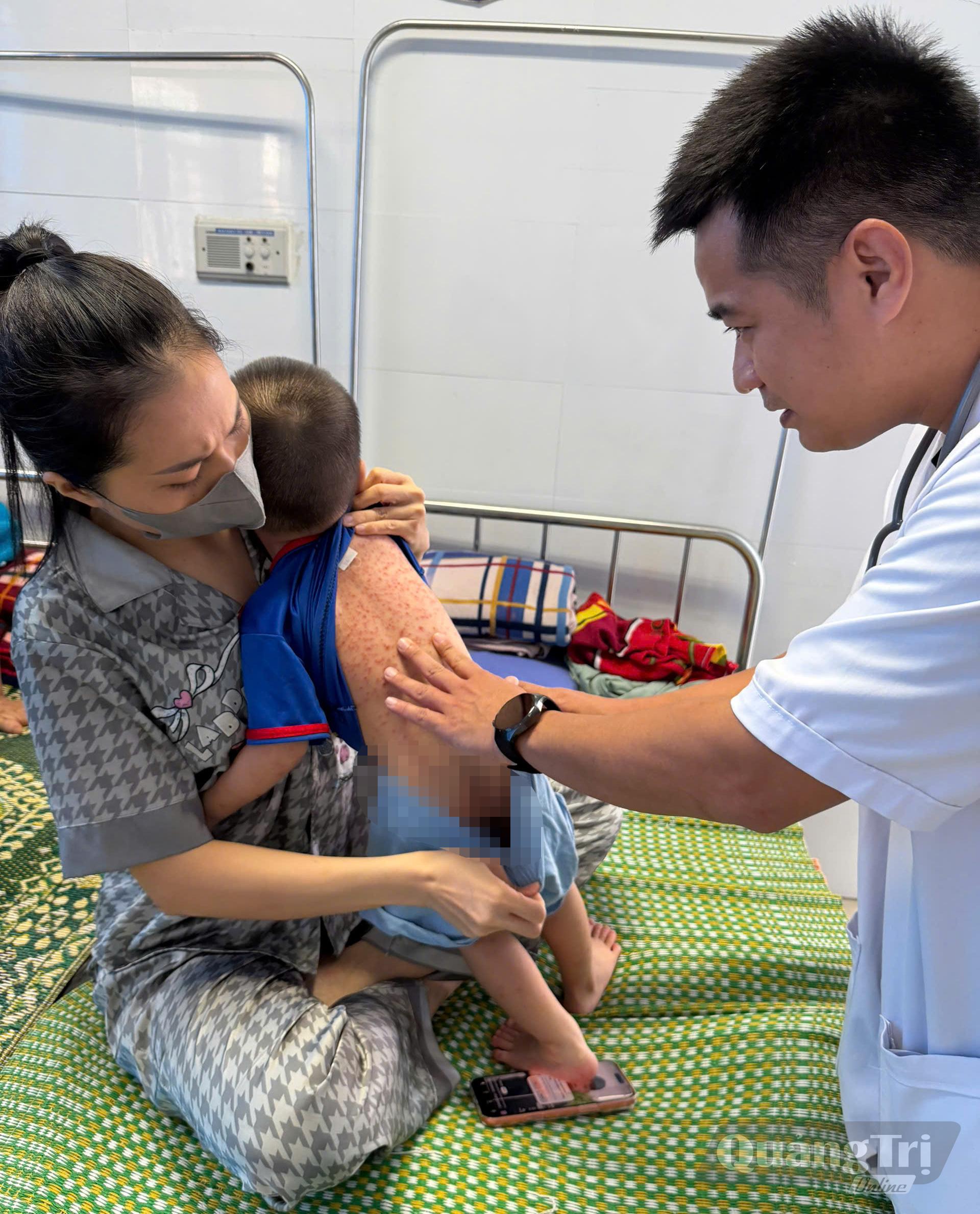 Tại khoa Nhi, Bệnh viện đa khoa Bắc Quảng Trị, nhiều bệnh nhi nhập viện vì bị tay chân miệng, sốt xuất huyết-Ảnh: HL
