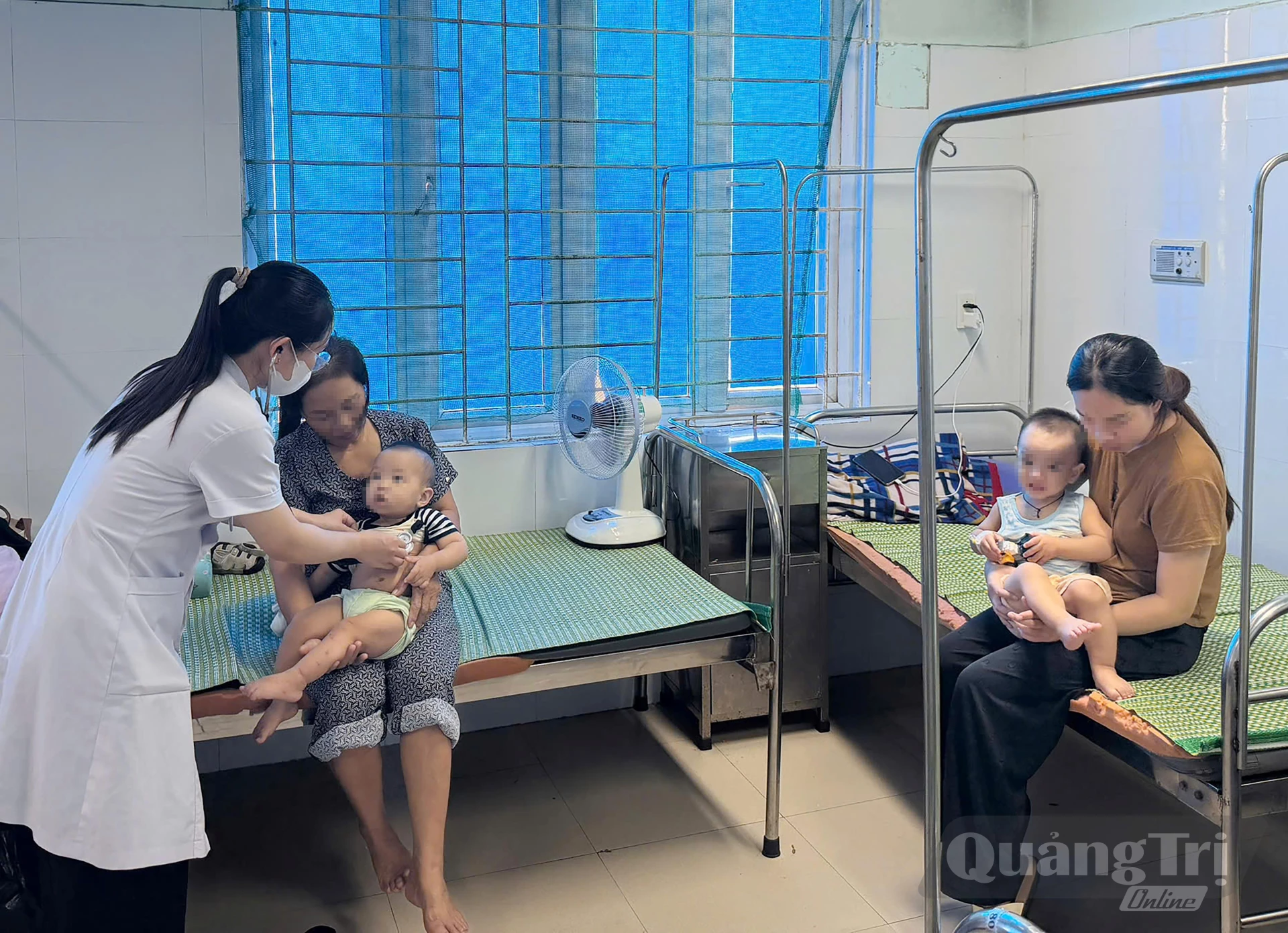 Tại khoa Nhi, Bệnh viện đa khoa Bắc Quảng Trị, nhiều bệnh nhân nhập viện vì bị tay chân miệng, sốt xuất huyết-Ảnh: HL
