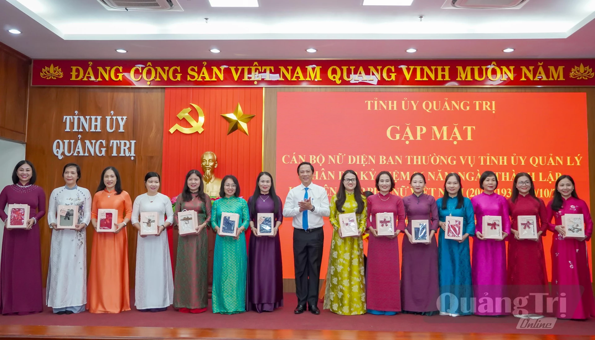 Đồng chí Hoàng Nam, Phó Chủ tịch Thường trực UBND tỉnh tặng quà cán bộ nữ thuộc diện Ban Thường vụ Tỉnh ủy quản lý - Ảnh: N.H

