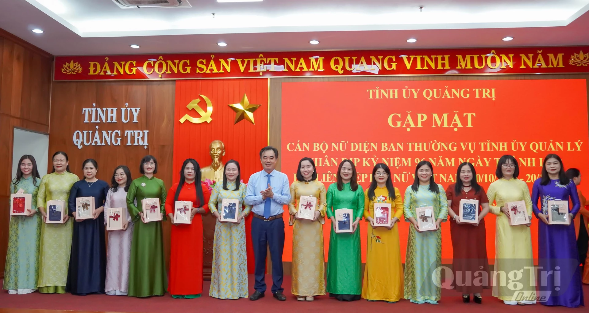 Đồng chí Nguyễn Lương Bình, Trưởng ban Tổ chức Tỉnh ủy tặng quà cán bộ nữ thuộc diện Ban Thường vụ Tỉnh ủy quản lý - Ảnh: N.H

