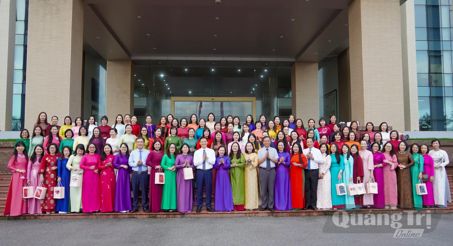 Các đồng chí lãnh đạo tỉnh chụp ảnh lưu niệm cùng cán bộ nữ thuộc diện Ban Thường vụ Tỉnh ủy quản lý - Ảnh: N.H