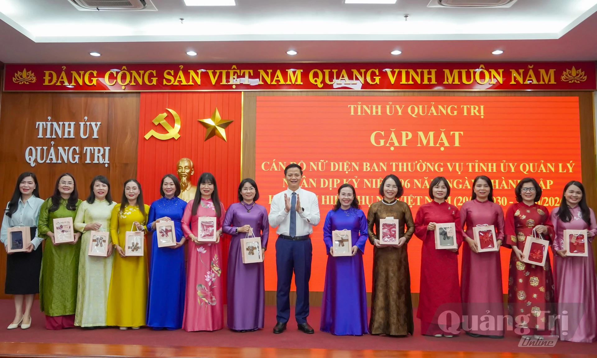 Đồng chí Bí thư Tỉnh ủy Vương Quốc Tuấn tặng quà cán bộ nữ thuộc diện Ban Thường vụ Tỉnh ủy quản lý - Ảnh: N.H