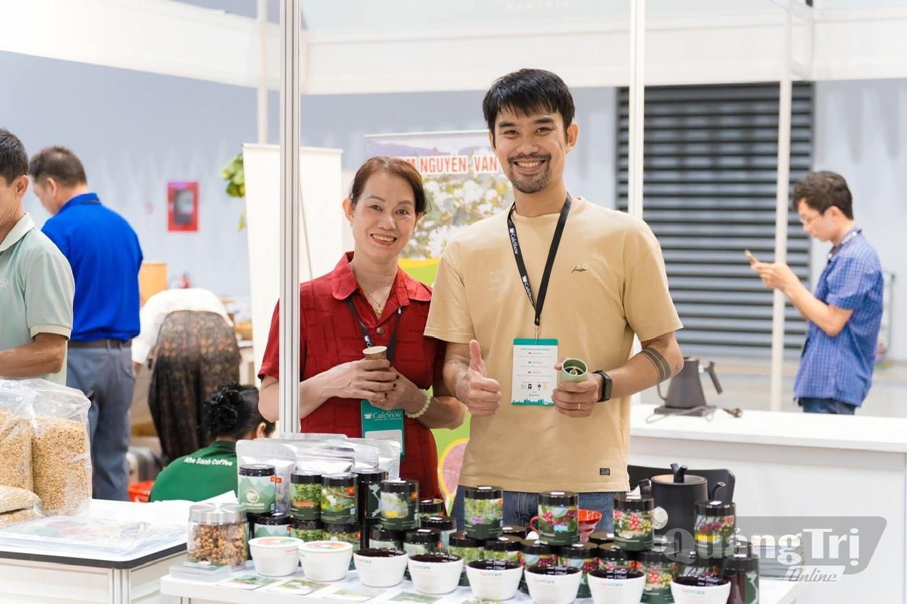 Sản phẩm cà phê đặc sản của Madam Hương Coffee được trưng bày tại hội chợ- Ảnh: NVCC
