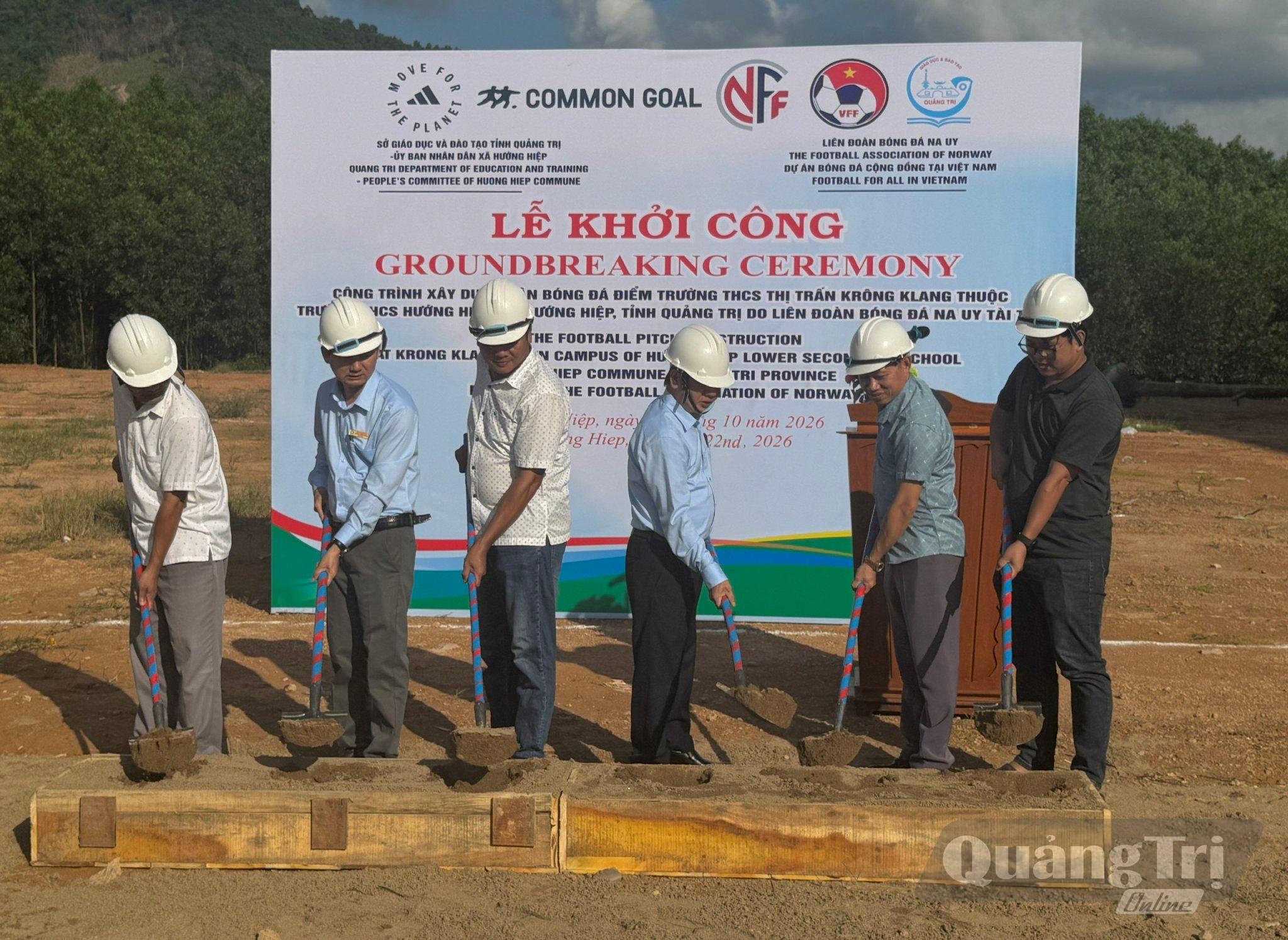 Các đại biểu thực hiện nghi thức khởi công dự án - Ảnh: MT