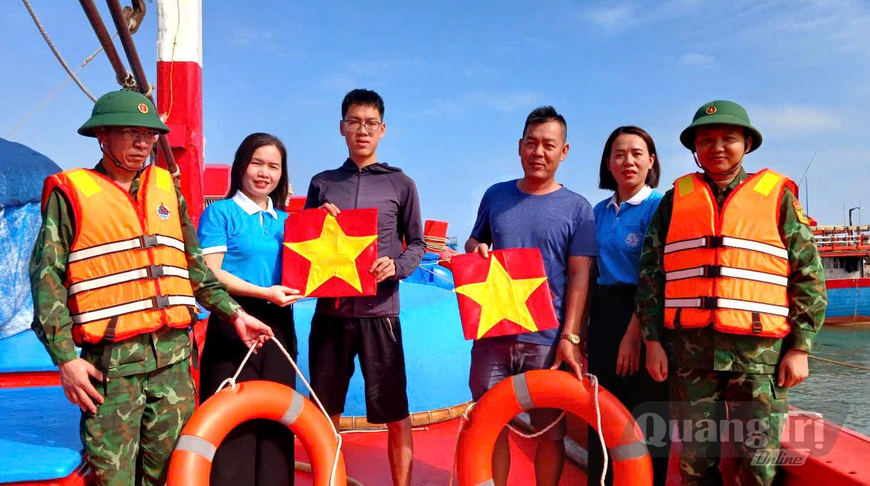 Các đơn vị, ban, ngành, đoàn thể phối hợp động viên ngư dân ra khơi bảo đảm an toàn - Ảnh: P.V