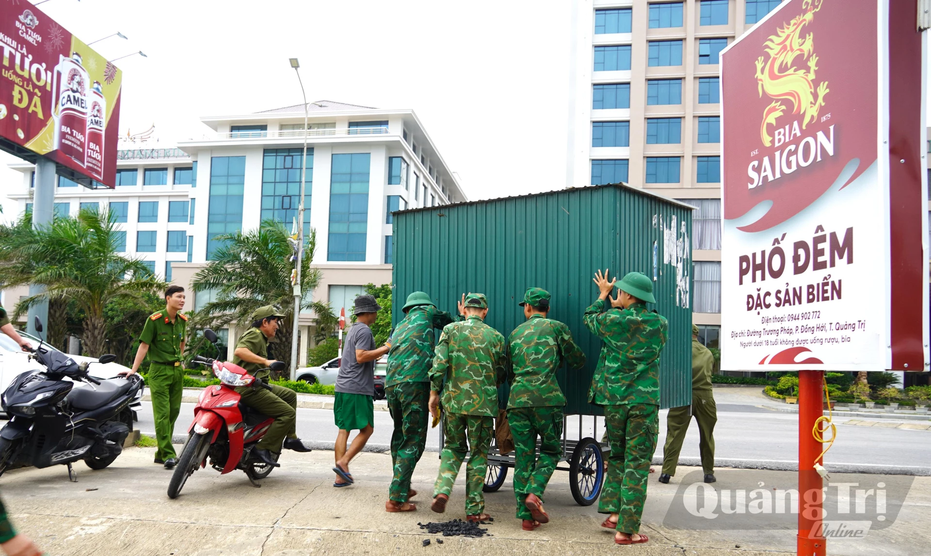 Các lực lượng hỗ trợ tháo dỡ và di dời tài sản, công trình - Ảnh: H.Tr