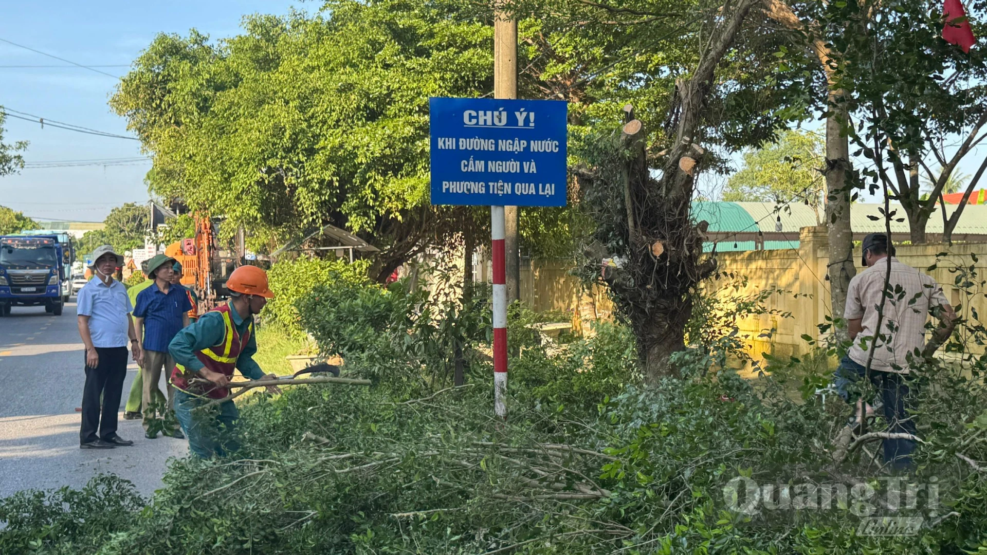 Các lực lượng chức năng xã Triệu Bình ra quan giải tỏa hành lang an toàn giao thông - Ảnh: MT