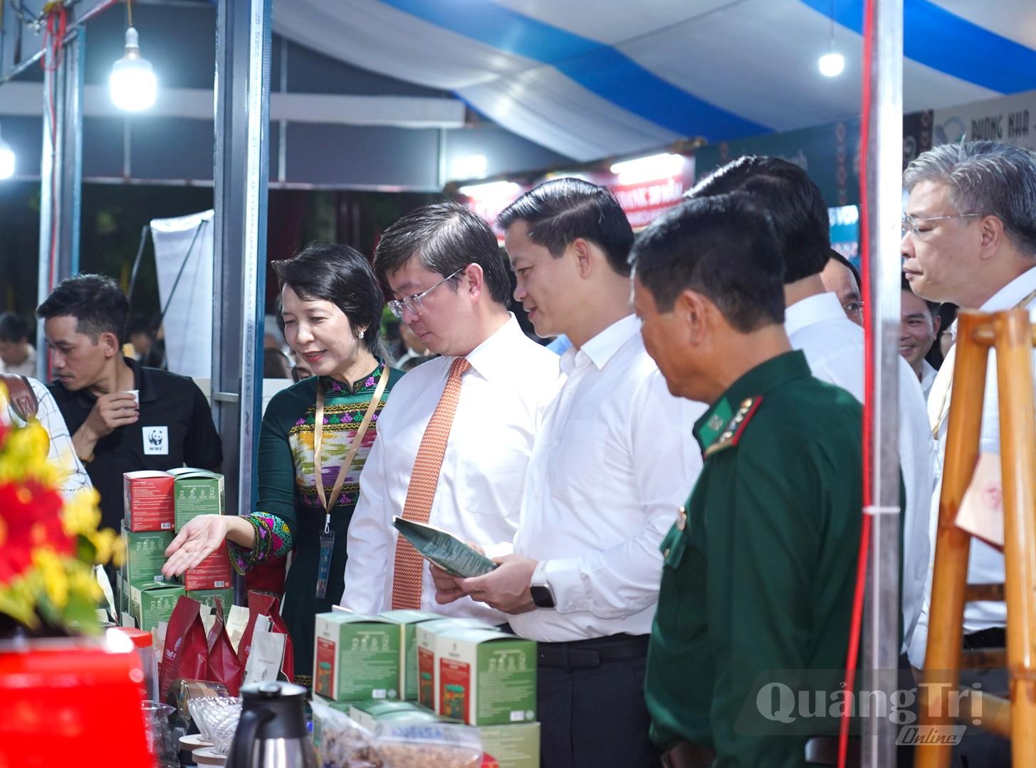 Đồng chí Vương Quốc Tuấn, Bí thư Tỉnh ủy và đồng chí Bùi Hoàng Phương, Chủ tịch UBND tỉnh tham quan các hoạt động của lễ hội - Ảnh: Lê Trường