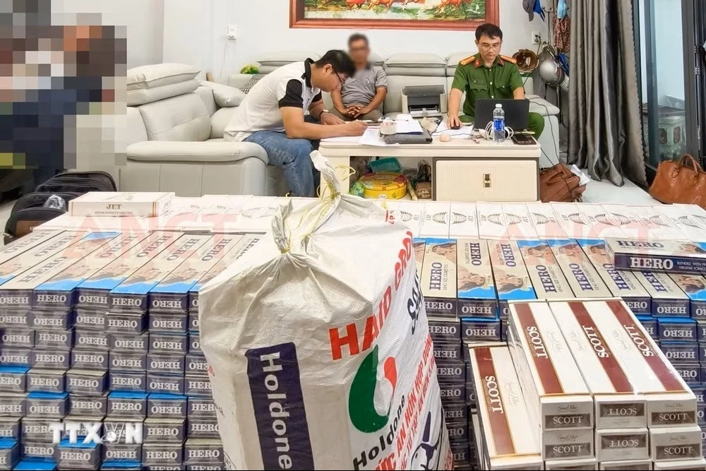 Lực lượng chức năng phát hiện số lượng lớn thuốc lá điếu nhập lậu. TTXVN phát)