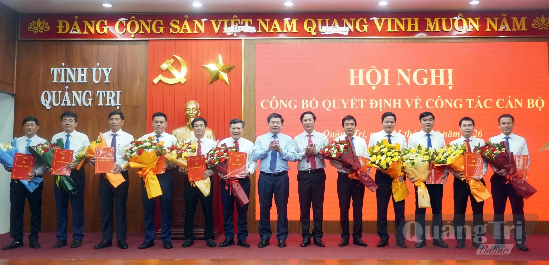 Đồng chí Trần Vũ Khiêm, Phó Bí thư Thường trực Tỉnh ủy và đồng chí Hoàng Nam, Phó Chủ tịch Thường trực UBND tỉnh trao quyết định, tặng hoa chúc mừng các cán bộ được điều động, chỉ định, bổ nhiệm - Ảnh: N.M