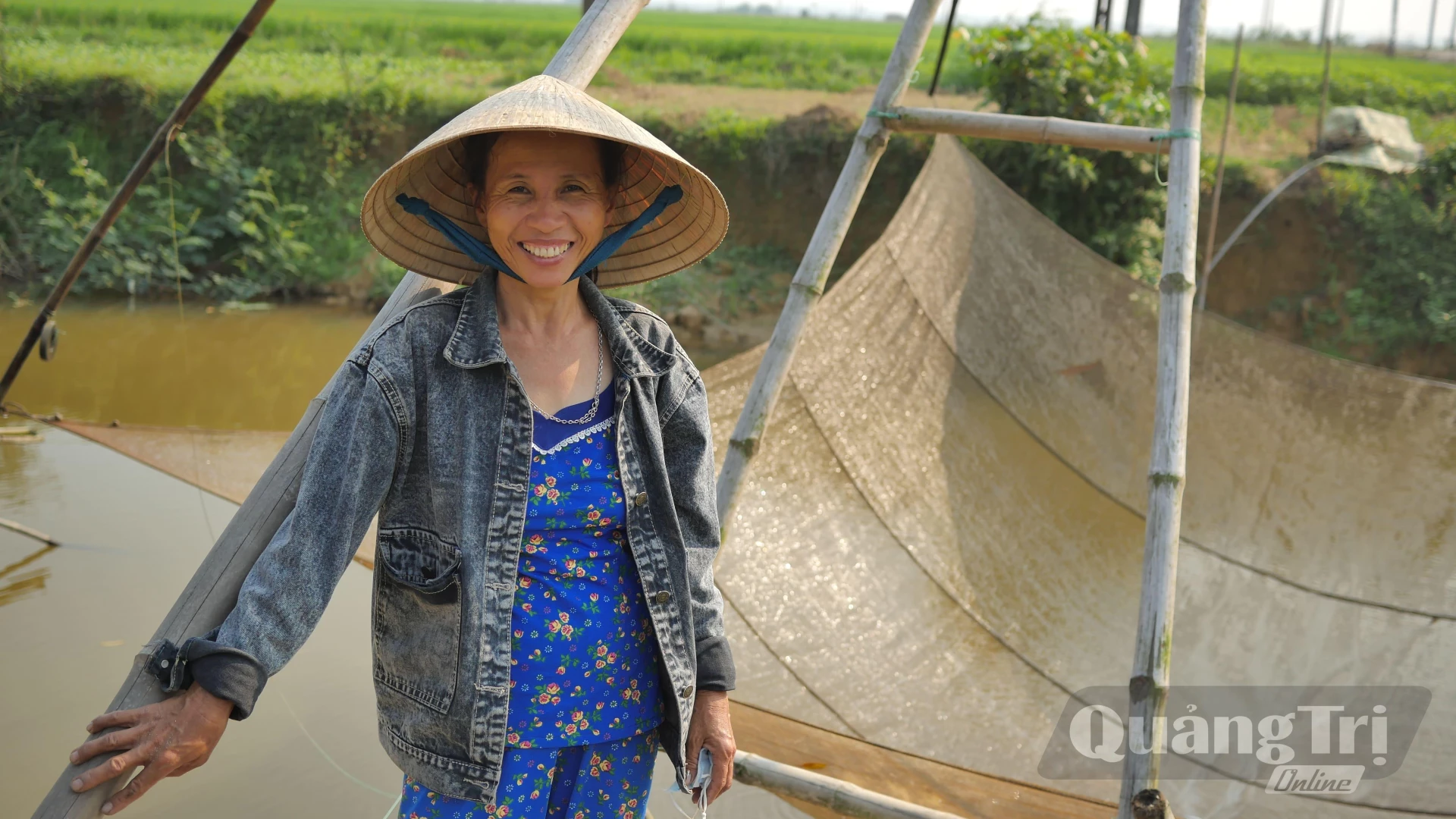 Người dân Càng Hưng Nhơn đánh bắt cá mùa lũ bằng rớ - Ảnh: P.T.L
