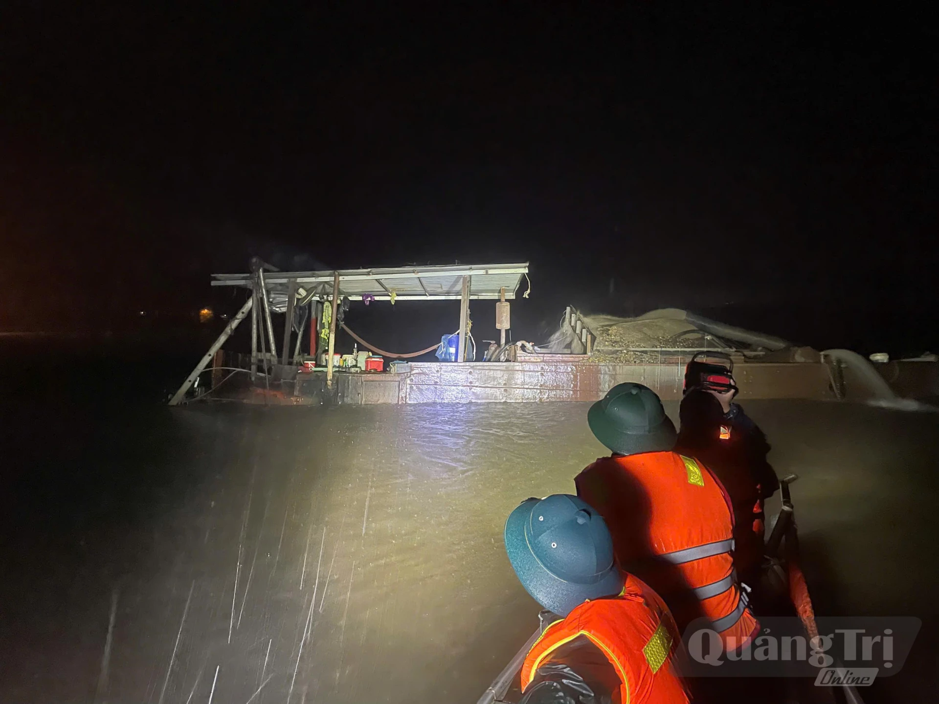 Tổ công tác liên ngành của xã Tân Gianh phát hiện một thuyền đang khai thác cát từ lòng sông Gianh - Ảnh: M.N