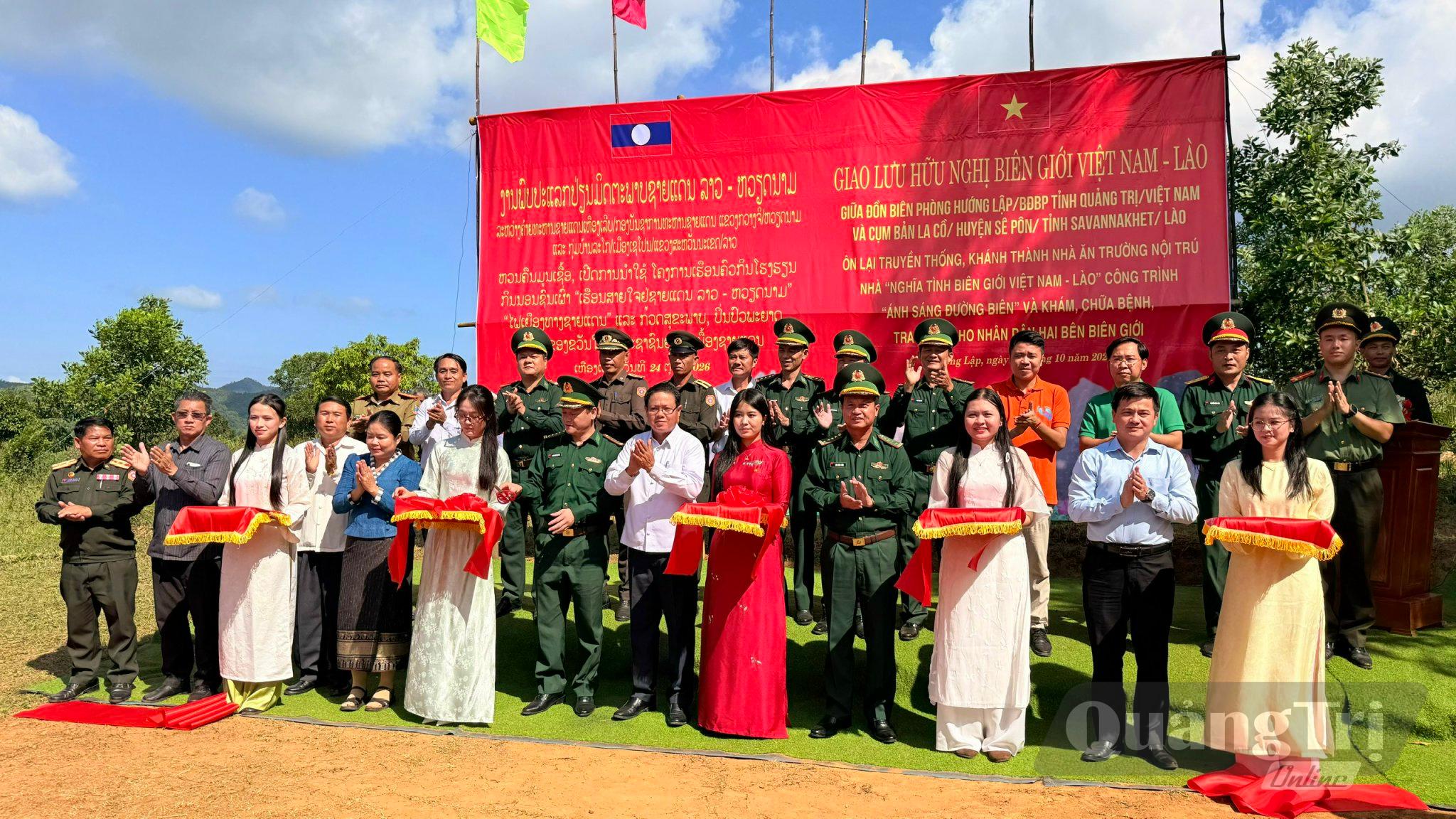 Lễ bàn giao công trình “Ánh sáng đường biên” cho bản A Via - Cụm bản La Cồ - nước Bạn Lào - Ảnh: Hoàng Hùng