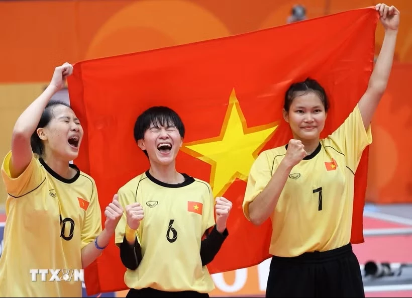 Nguyễn Thị Khánh Ly, Nguyễn Thị Thu Trang và Lê Thị Hồng Liên ăn mừng chiến thắng trong trận chung kết nội dung đôi nữ, môn Cầu mây tại ASIAD 2026, ngày 29/9. (Ảnh: THX/TTXVN phát)
