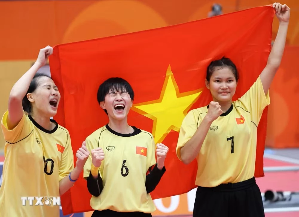 Nguyễn Thị Khánh Ly, Nguyễn Thị Thu Trang và Lê Thị Hồng Liên ăn mừng chiến thắng trong trận chung kết nội dung đôi nữ, môn Cầu mây tại ASIAD 2026, ngày 29/9. (Ảnh: THX/TTXVN phát)