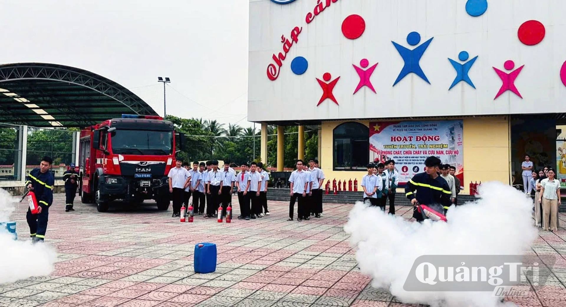 Tuyên truyền, trải nghiệm thực tế về phòng cháy chữa cháy và cứu nạn cứu hộ cho học sinh - Ảnh: L.Chi