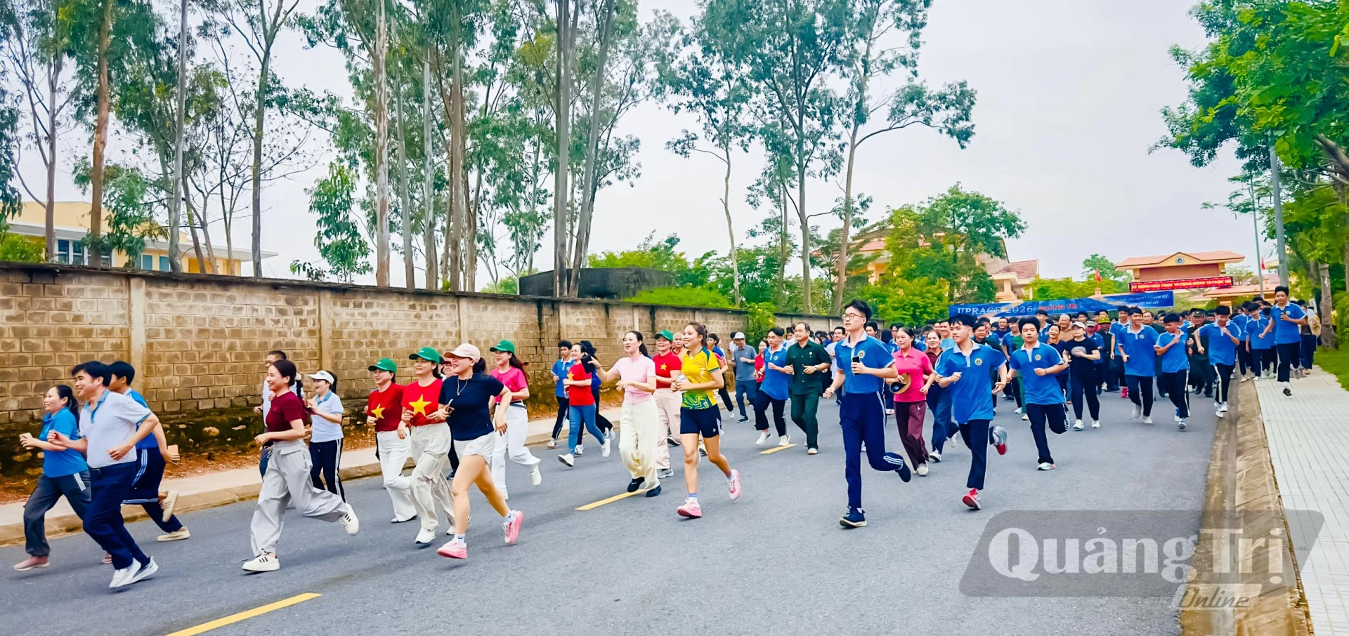 Đại biểu, vận động viên tham gia chạy hưởng ứng - Ảnh: Thùy Trang