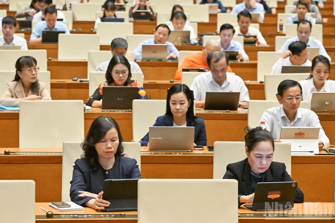 Đại biểu Quốc hội thảo luận ở hội trường về dự thảo Bộ luật Hình sự (sửa đổi). (Ảnh: THỦY NGUYÊN)