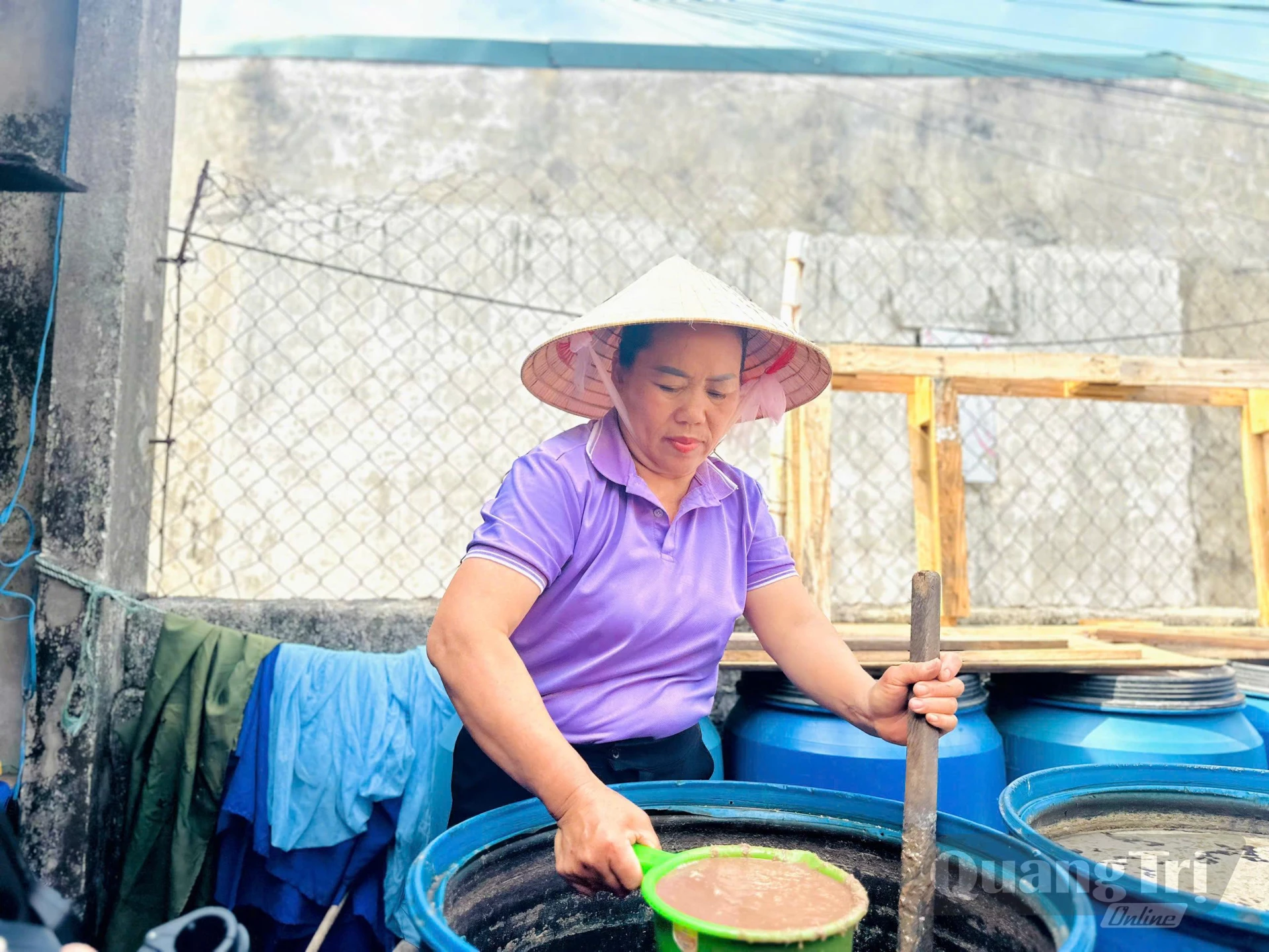 Hợp tác xã Sản xuất kinh doanh dịch vụ, chế biến thủy sản Long Tám nỗ lực đưa sản phẩm nước mắm chất lượng đến tay khách hàng - Ảnh: NVCC