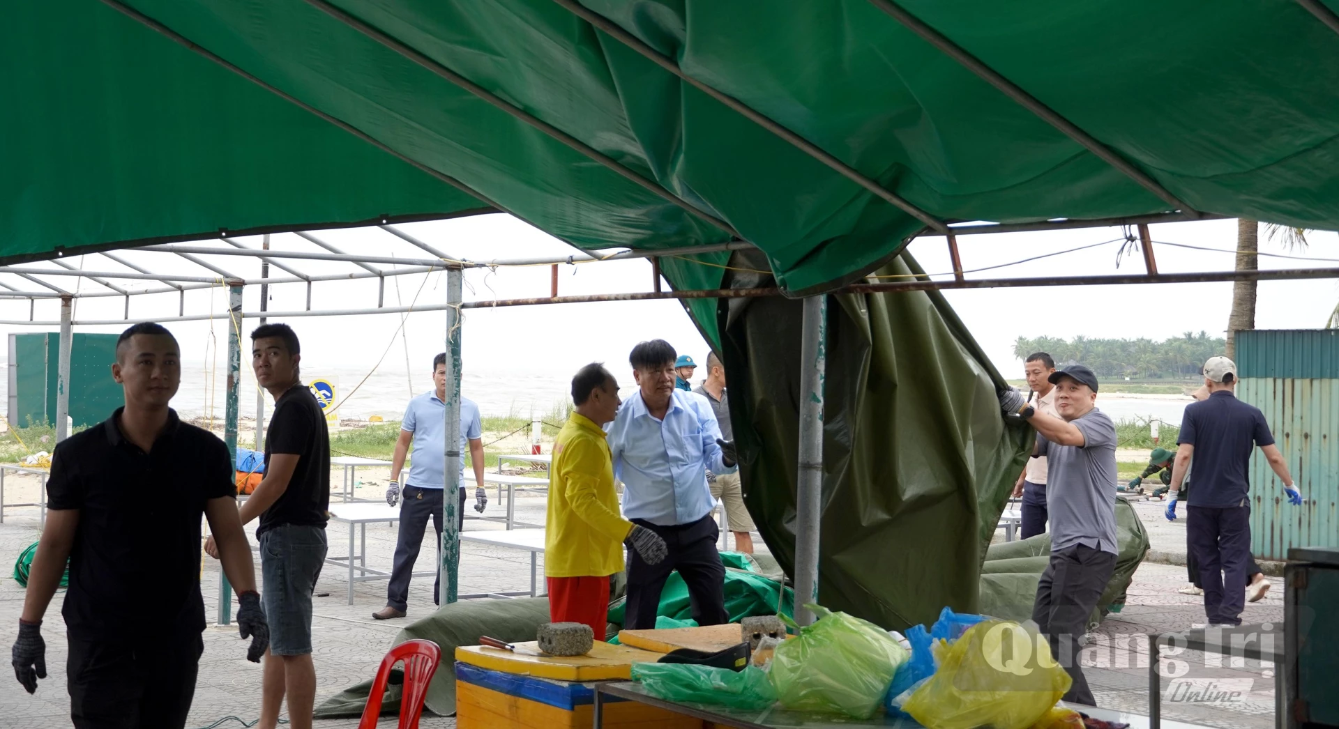 Các hộ kinh doanh khu vực bãi biển Nhật Lệ chủ động tháo dỡ công trình hàng quán - Ảnh: H.Tr