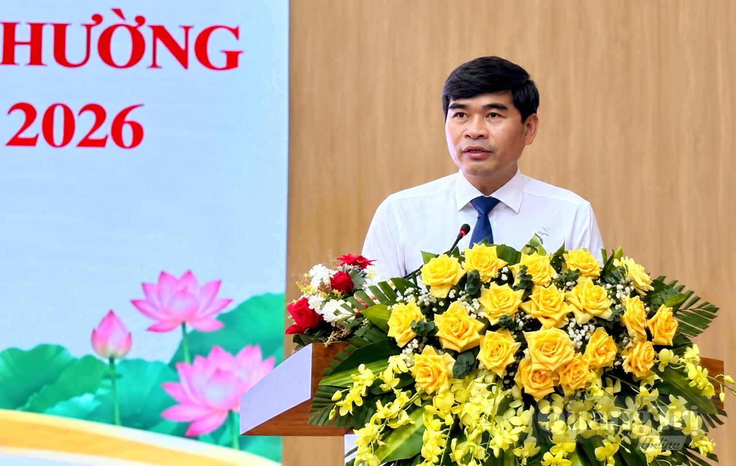 Đồng chí Hoàng Đức Thiện, Chủ tịch UBND phường Đồng Hới trao đổi với thanh niên trên địa bàn - Ảnh: H.Tr.