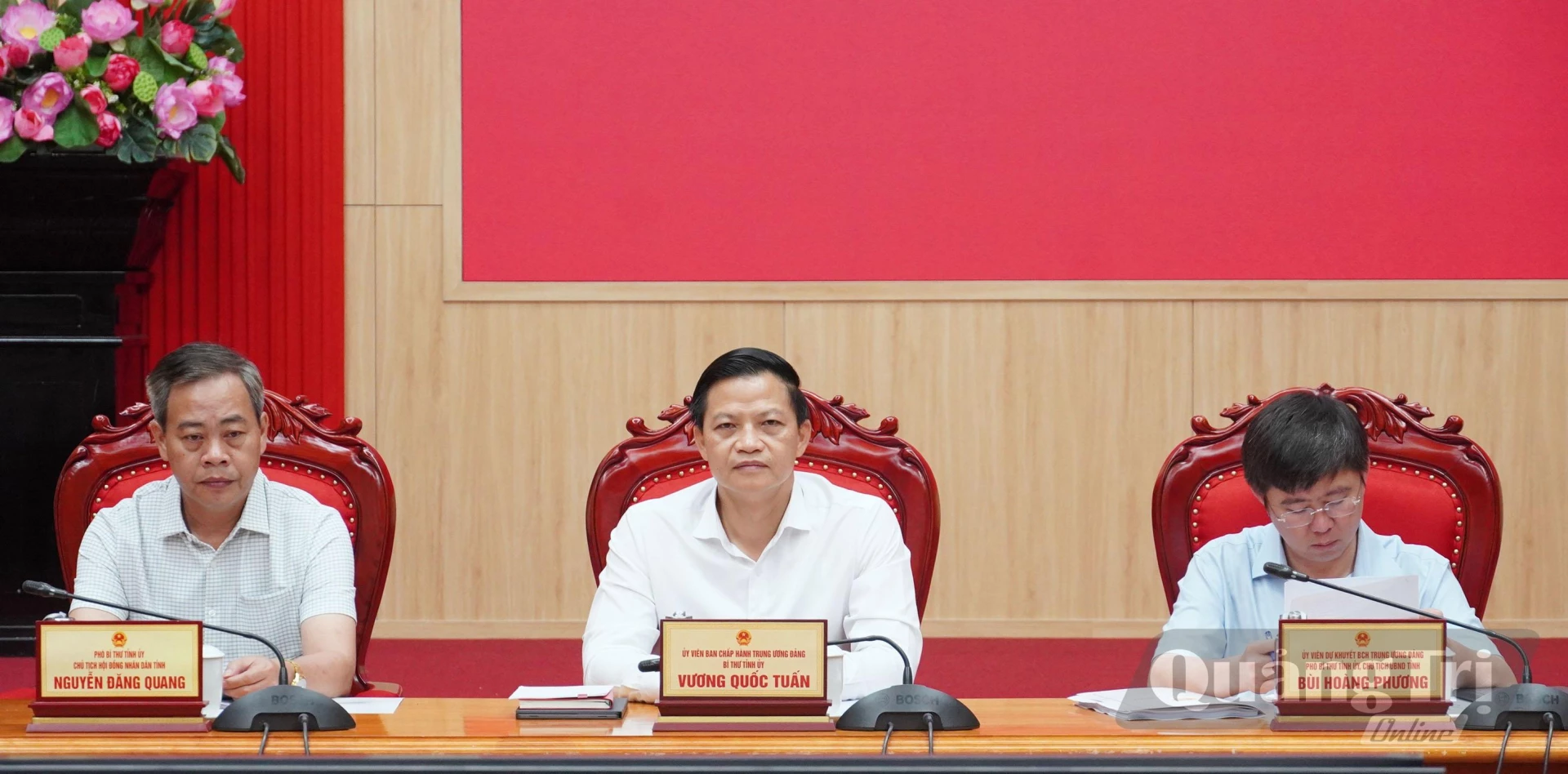 Các đồng chí: Vương Quốc Tuấn, Bí thư Tỉnh ủy; Bùi Hoàng Phương, Phó Bí thư Tỉnh ủy, Chủ tịch UBND tỉnh; Nguyễn Đăng Quang, Phó Bí thư Tỉnh ủy, Chủ tịch HĐND tỉnh chủ trì hội nghị tại điểm cầu Quảng Trị - Ảnh: Q.V