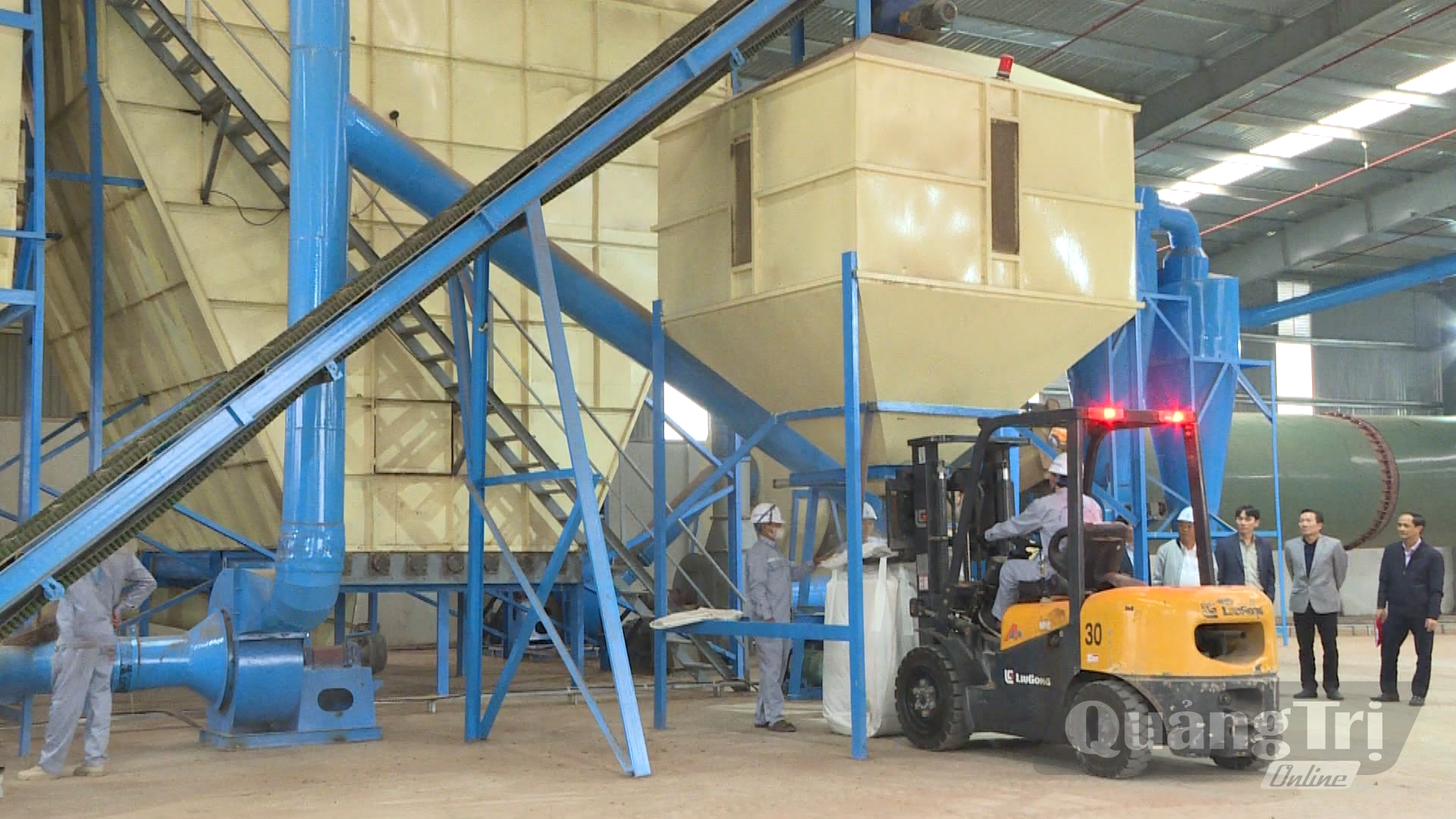 Dây chuyền sản xuất viên gỗ nén năng lượng Đức Quân - Ảnh: N.T