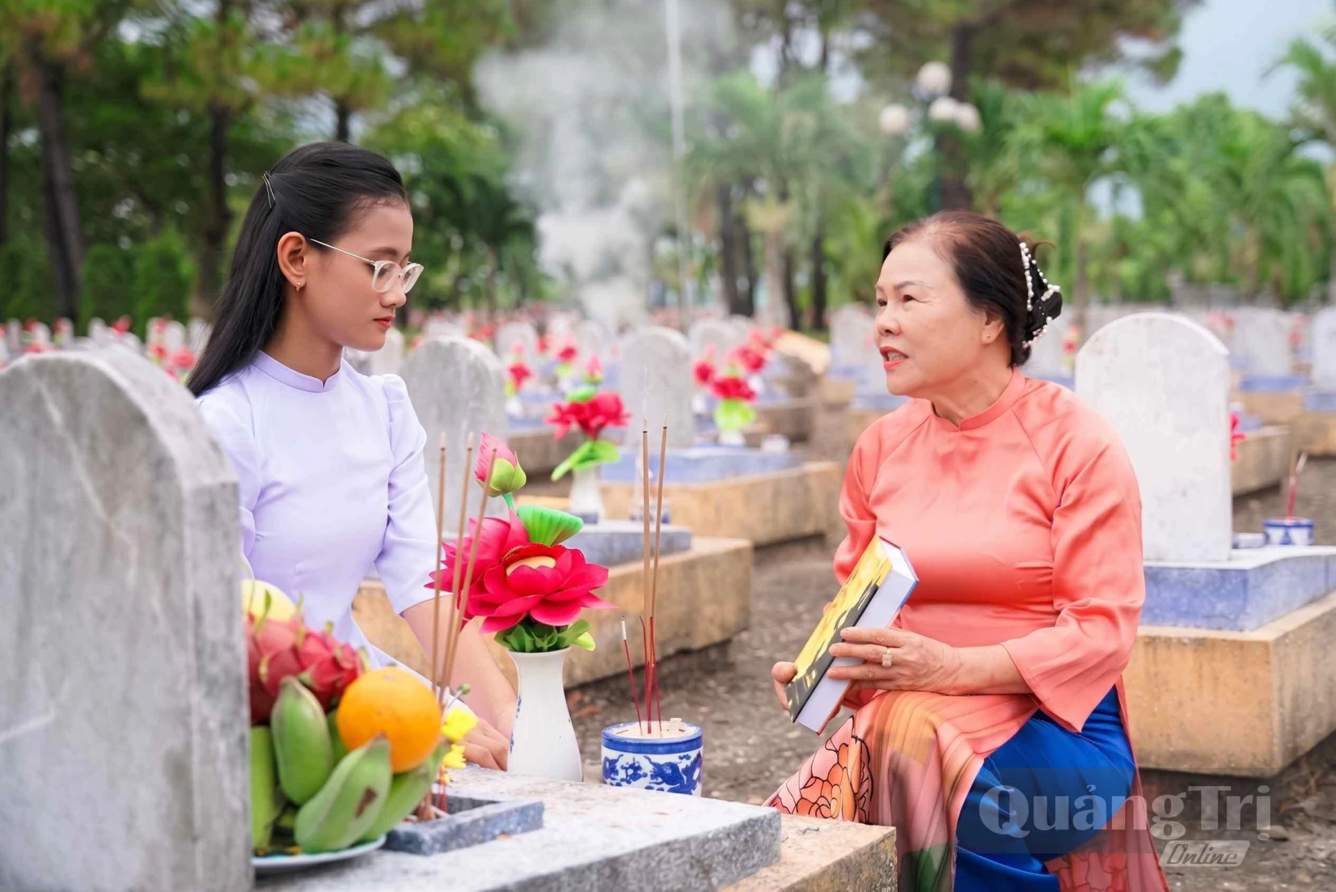 Cô Nguyễn Thị Tuyết chia sẻ với em Võ Hạnh Dung về liệt sĩ Bùi Kim Đỉnh - Ảnh: Q.H