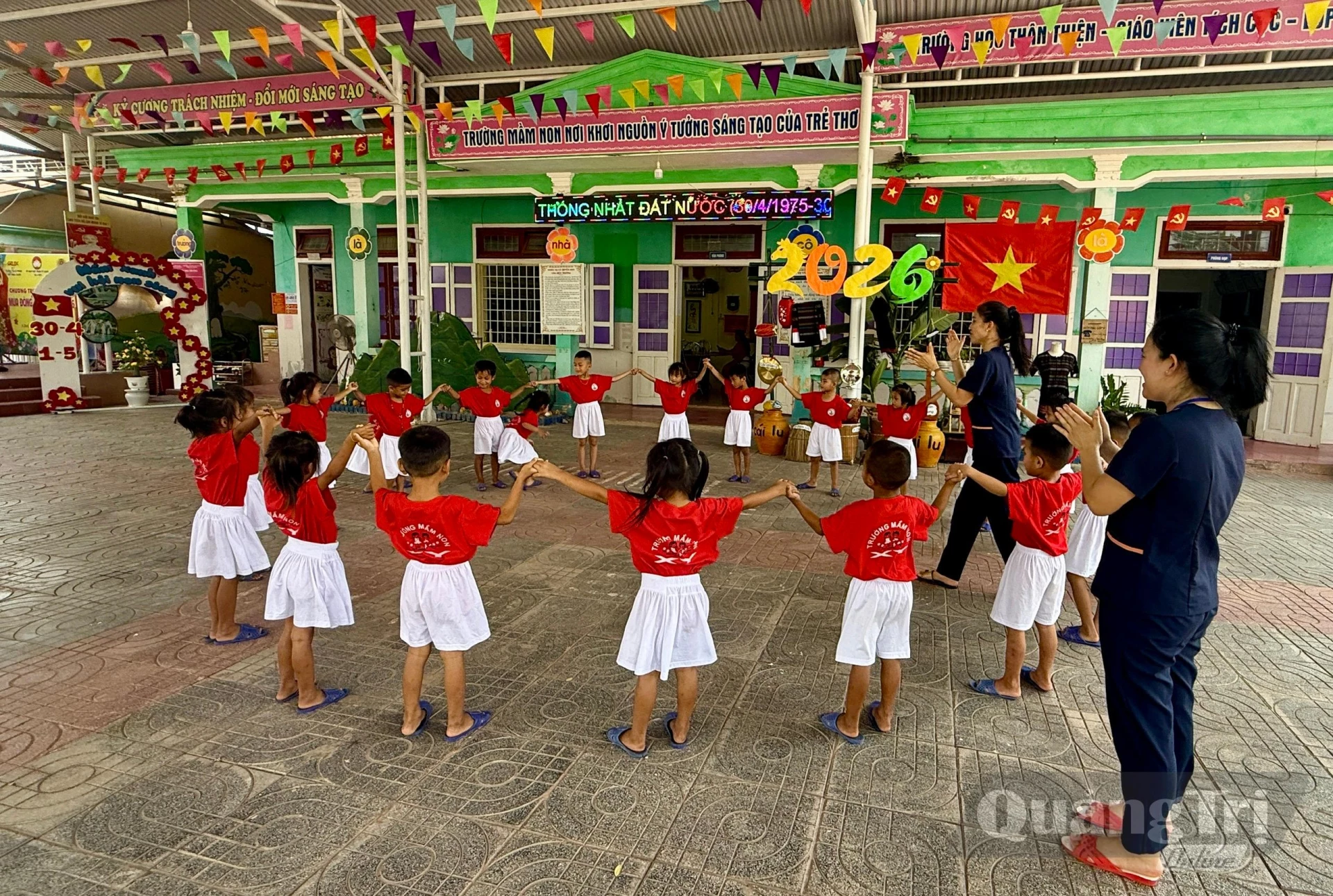 Cô và trò trường Mầm non A Dơi- Phân hiệu Xy. Ảnh: M.H