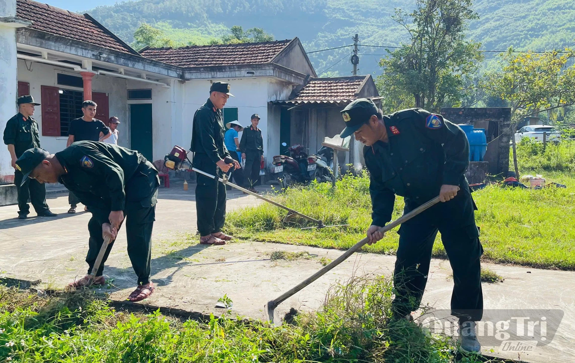 Cán bộ, chiến sĩ Cảnh sát cơ động tham gia hỗ trợ người dân làm vệ sinh, phát quang đường làng - Ảnh: P.P