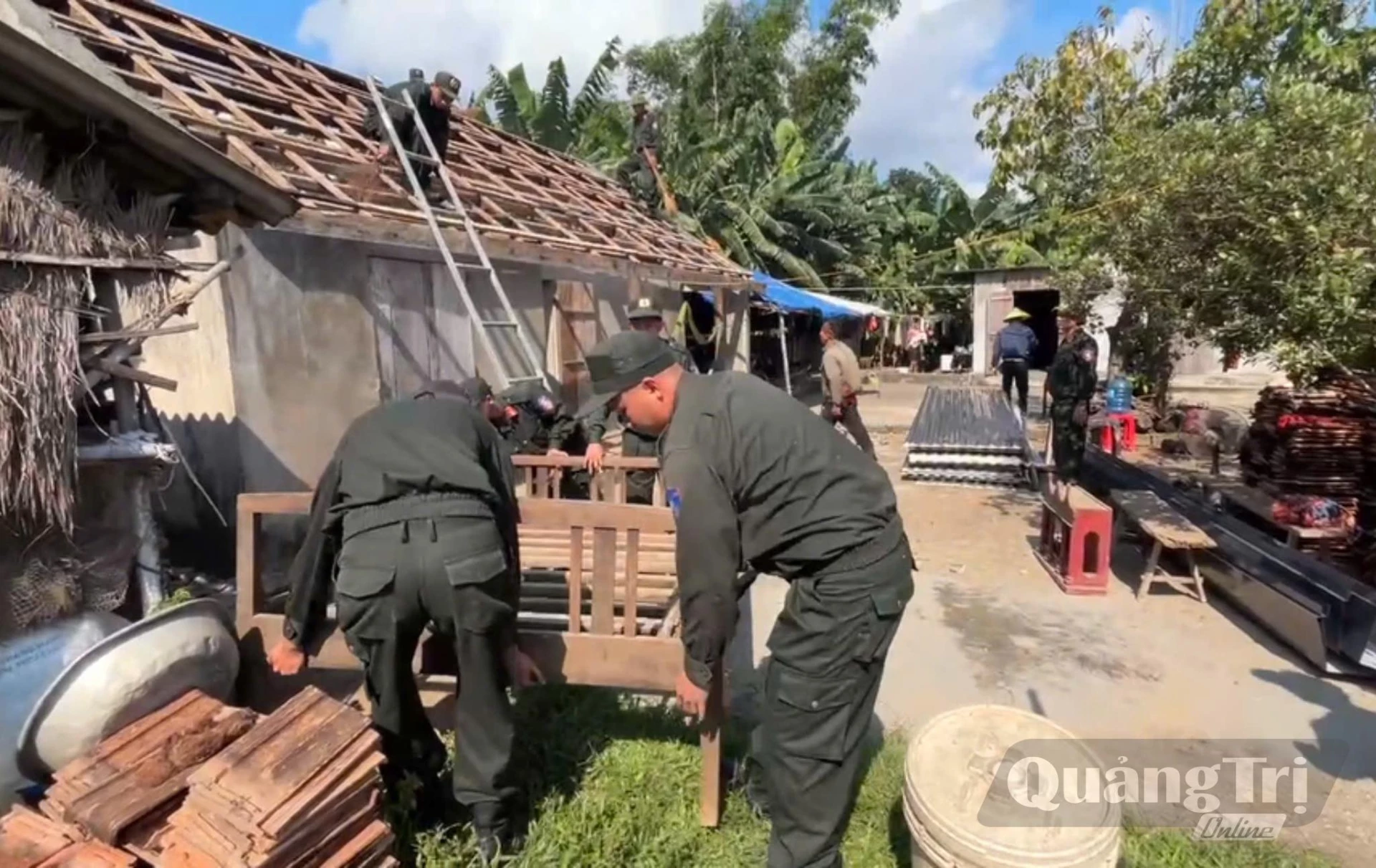 Sửa chữa, làm lại mái nhà cho người dân ở xã Phú Trạch - Ảnh:P.P