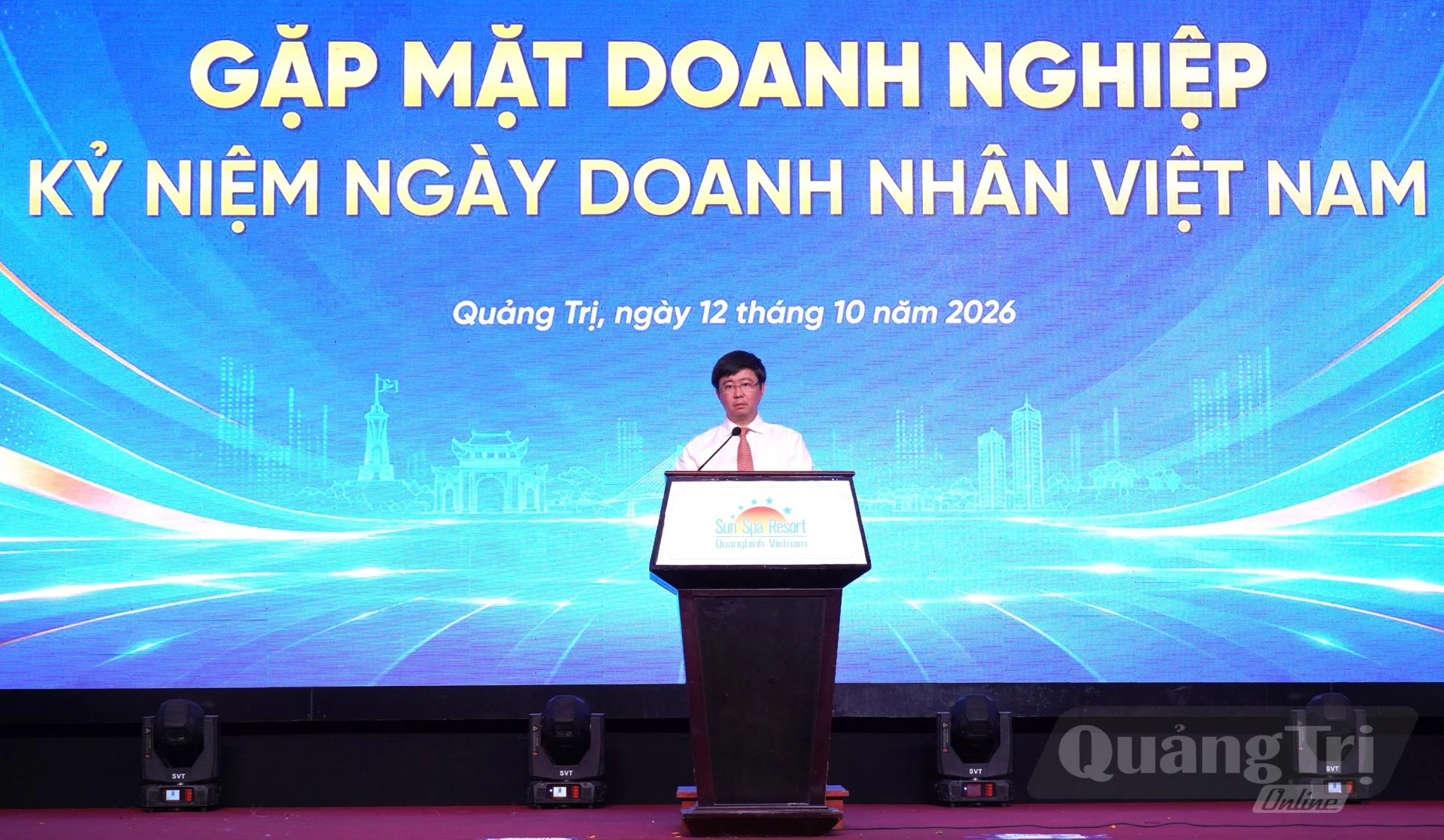 Đồng chí Chủ tịch UBND tỉnh Bùi Hoàng Phương ghi nhận, tiếp thu những đóng góp, hiến kế, cộng đồng doanh nghiệp-Ảnh: C.H