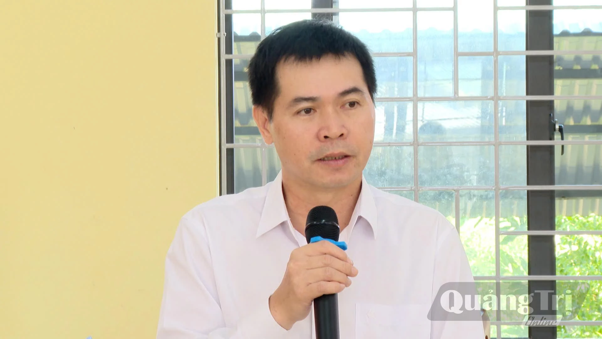 Lãnh đạo xã Cửa Tùng báo cáo tiến độ thực hiện các dự án trên địa bàn xã. Ảnh: V.A