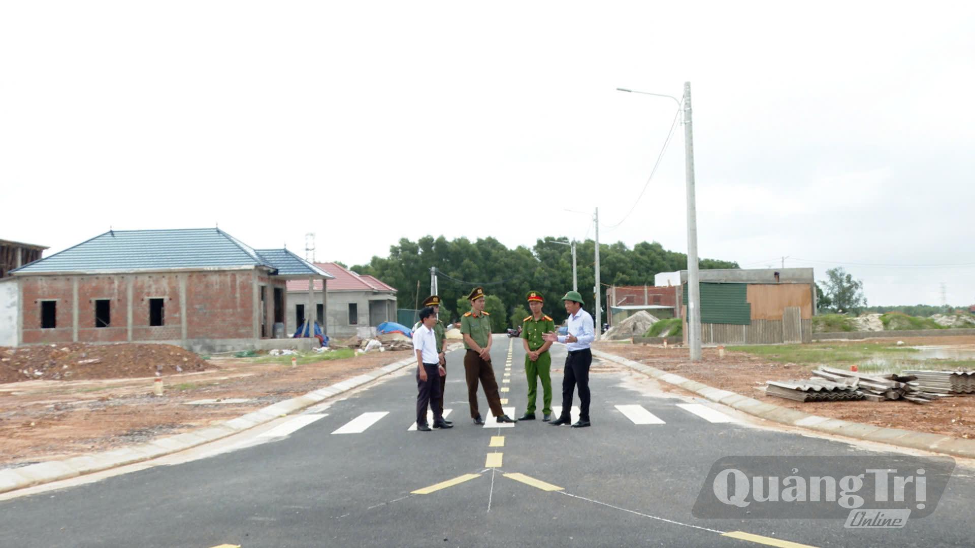 Lãnh đạo xã Cửa Việt kiểm tra khu tái định cư phục vụ dự án Cảng hàng không Quảng Trị - N.T.H