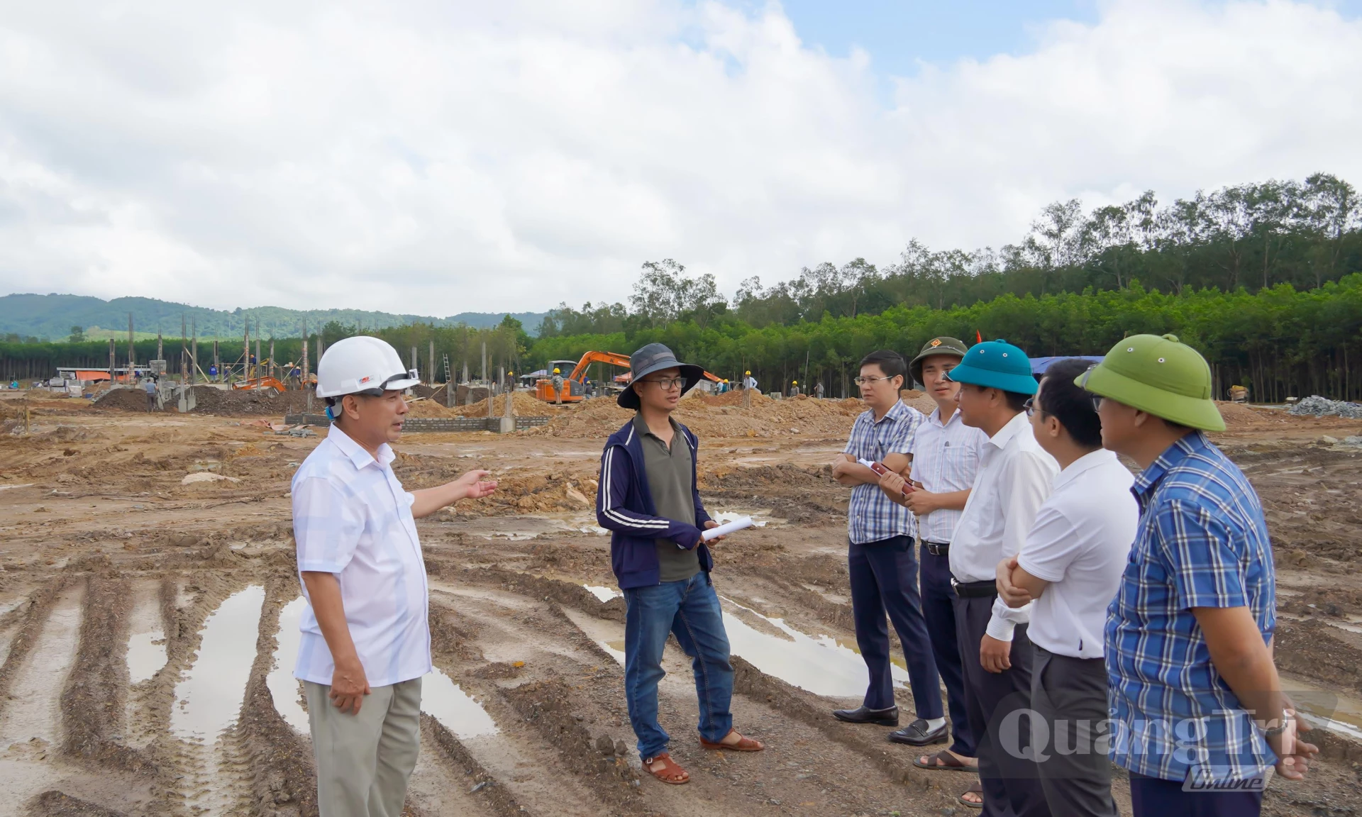 Kiểm tra mặt bằng thi công tại Trường phổ thông nội trú tiểu học và THCS Kim Phú - Ảnh: N.H