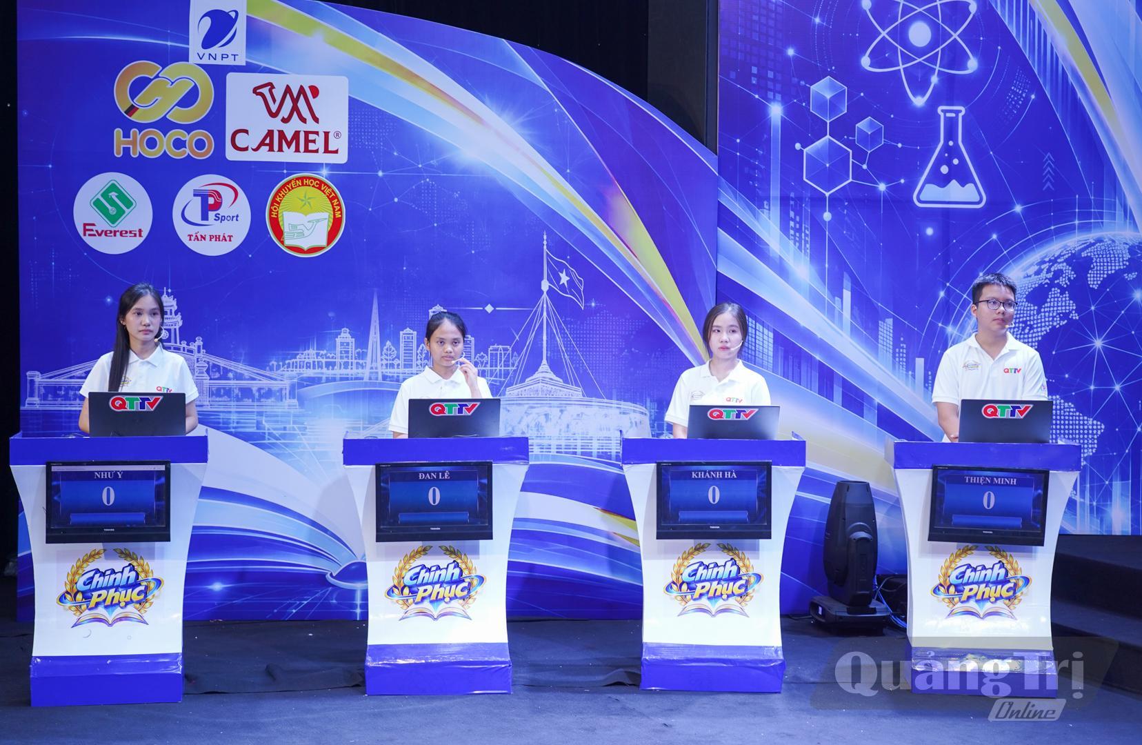 Em Hồ Thị Đan Lê (thứ hai từ trái sang) tham gia cuộc thi Chinh phục lần thứ 14 năm 2026- Ảnh: Lê Trường