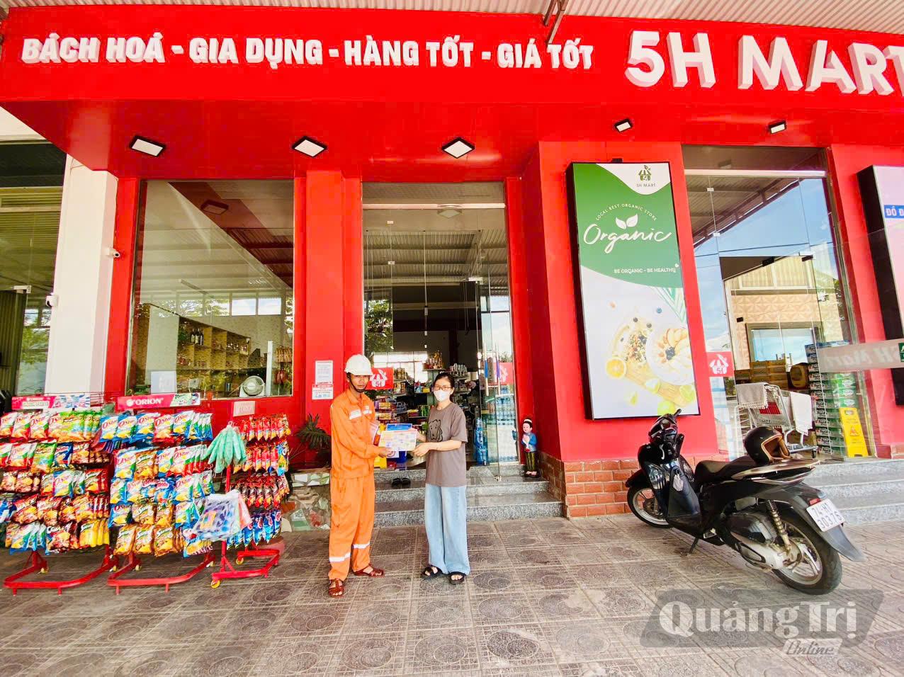 Tuyên truyền sử dụng điện an toàn và phòng, chống cháy nổ tại các cửa hàng trên địa bàn - Ảnh: K.S