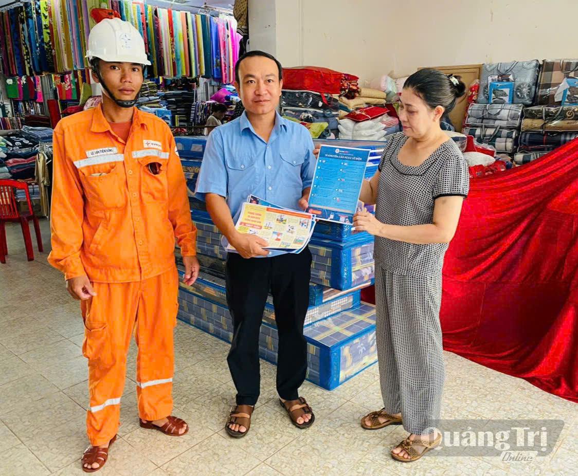 Cán bộ Điện lực Khe Sanh phổ biến kiến thức an toàn điện cho tiểu thương - Ảnh: K.S