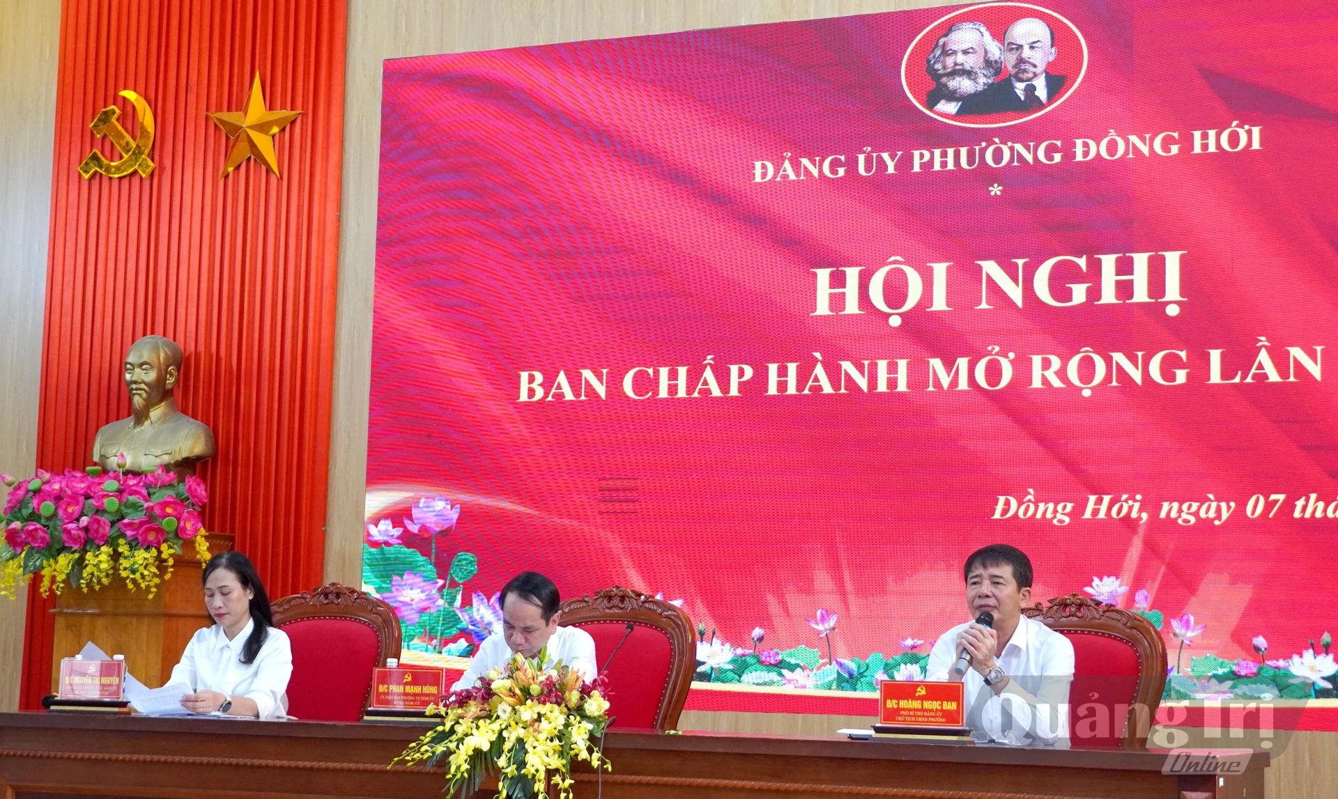 Các đồng chí Thường trực Đảng ủy phường Đồng Hới điều hành hội nghị - Ảnh: H.Tr.