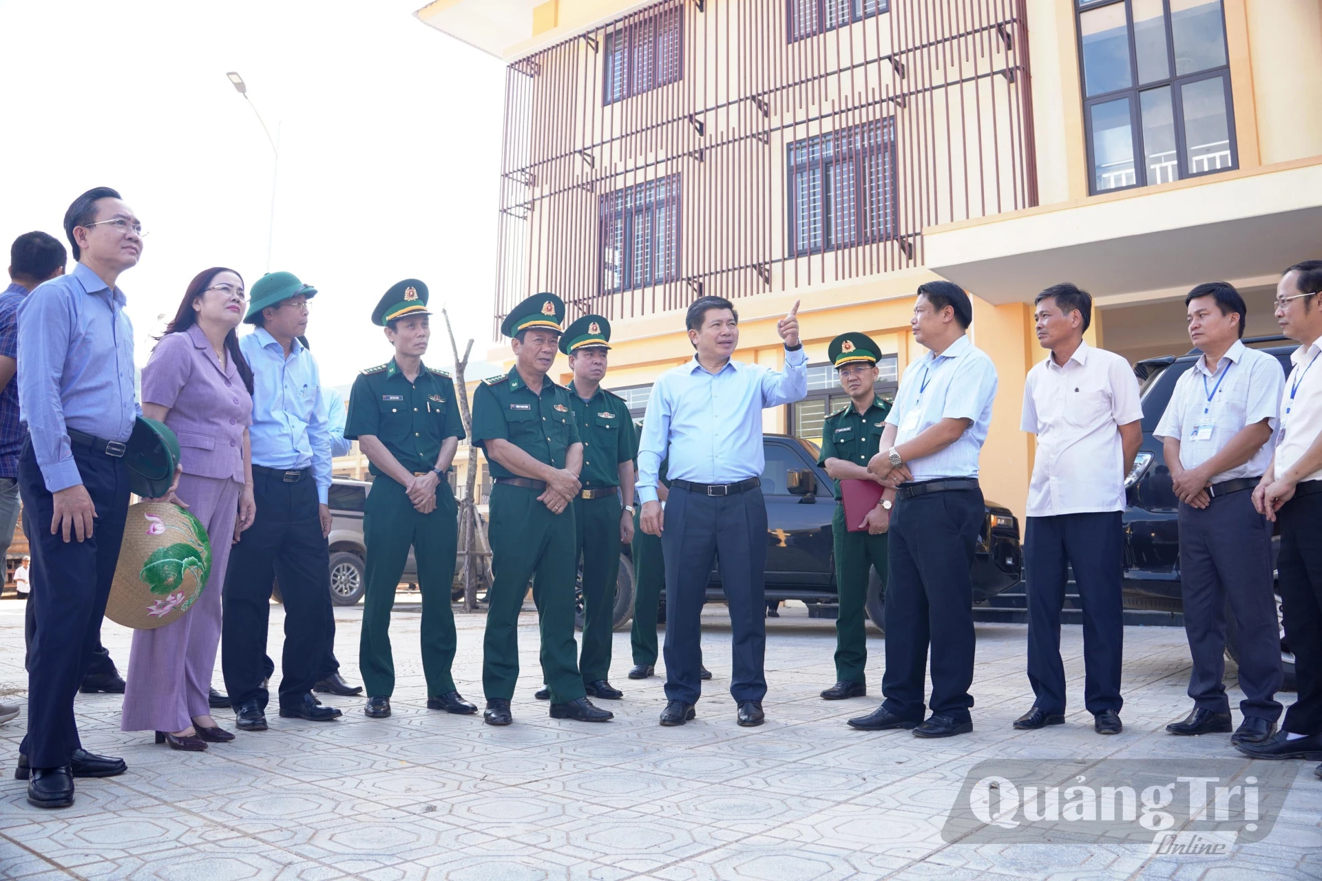 
	Đồng chí Trần Vũ Khiêm, Phó Bí thư Thường trực Tỉnh ủy, Trưởng đoàn đại biểu Quốc hội kiểm tra tiến độ thi công tại Dự án Trường nội trú Tiểu học & THCS Đakrông - Ảnh: Đ.V

